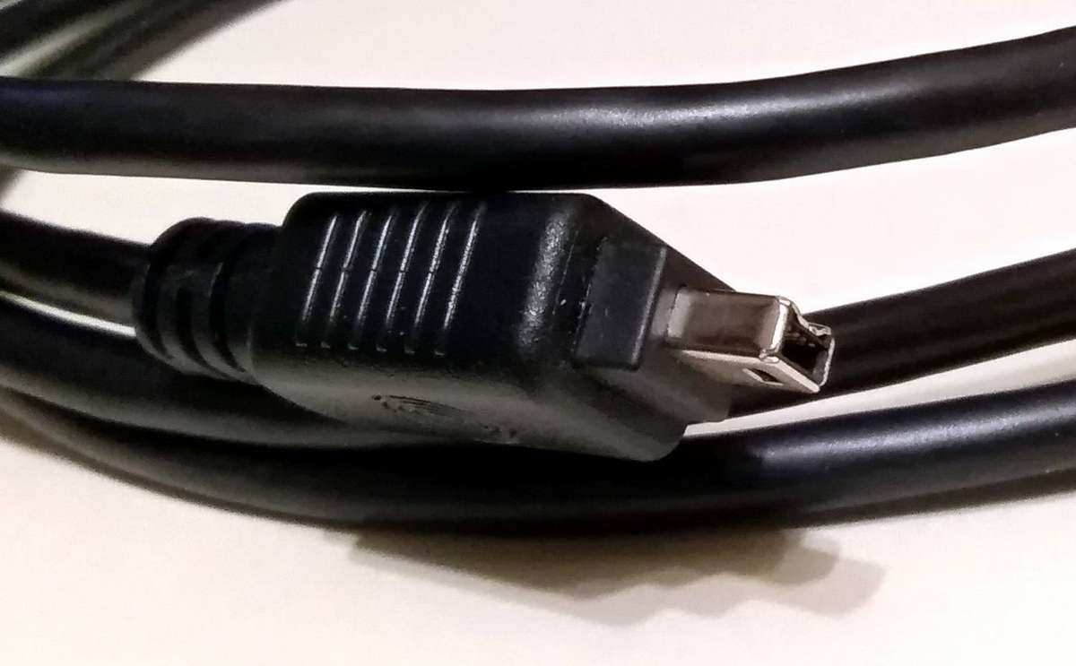 Copartner E119932-U Firewire 6 Mini-DV 4 Male