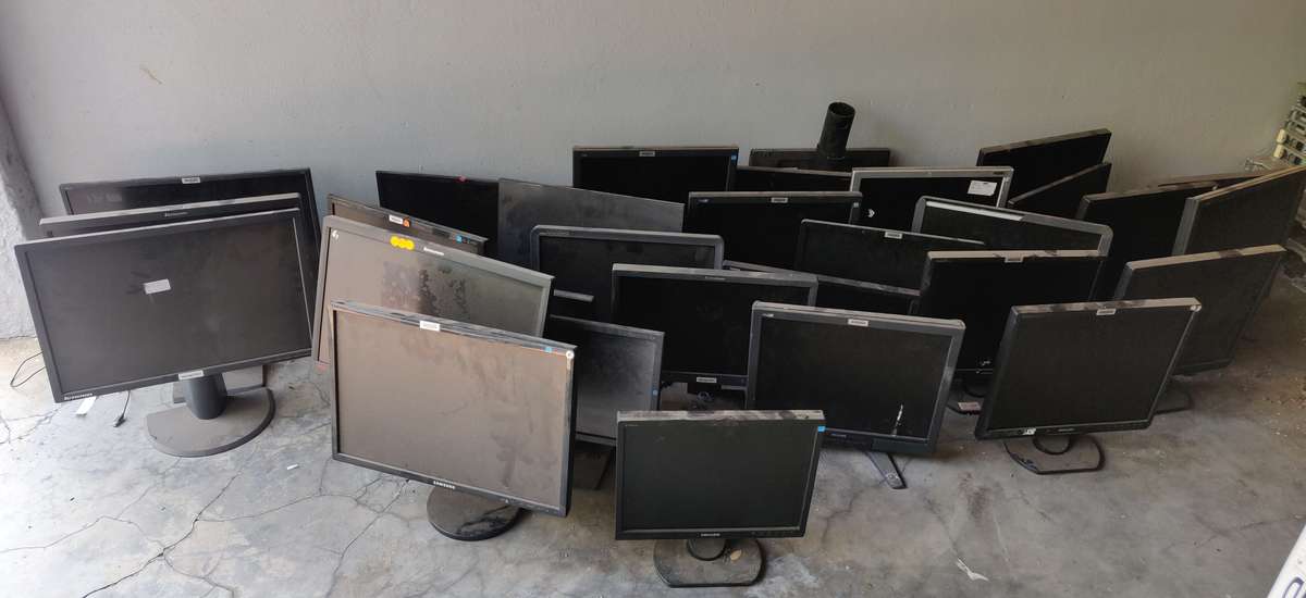 *Bulk Lot* 22 x LCD/LED Monitors (plus free extras)