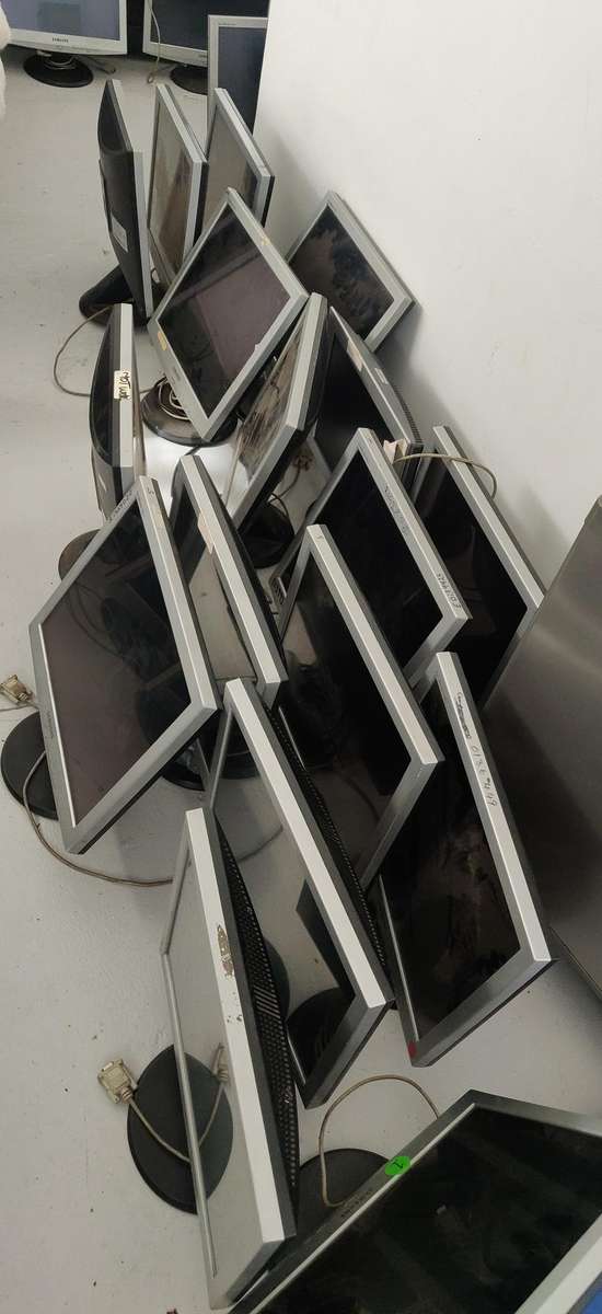 BULK LOT - 40 x LCD Monitors 17 inch