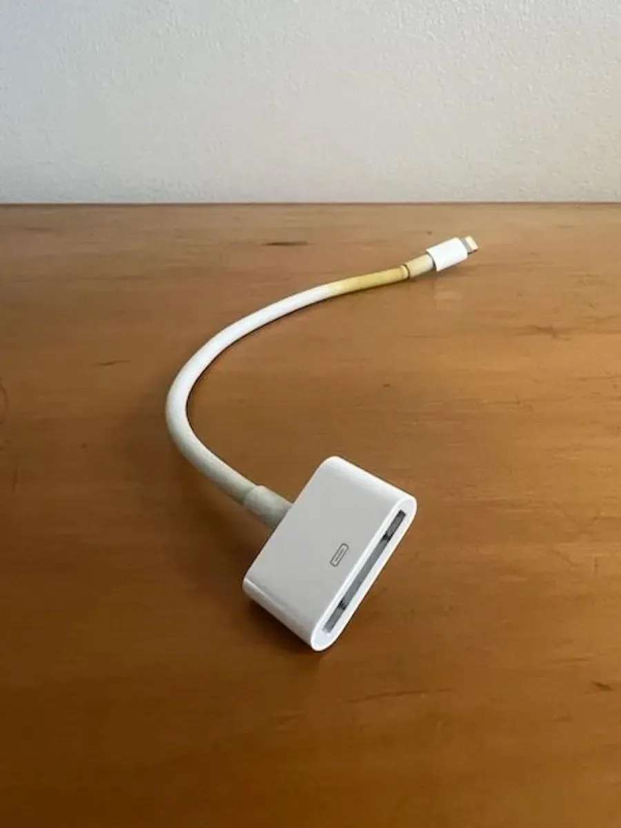 APPLE MD824AM/A Lightning to 30-Pin Adapter Cable.