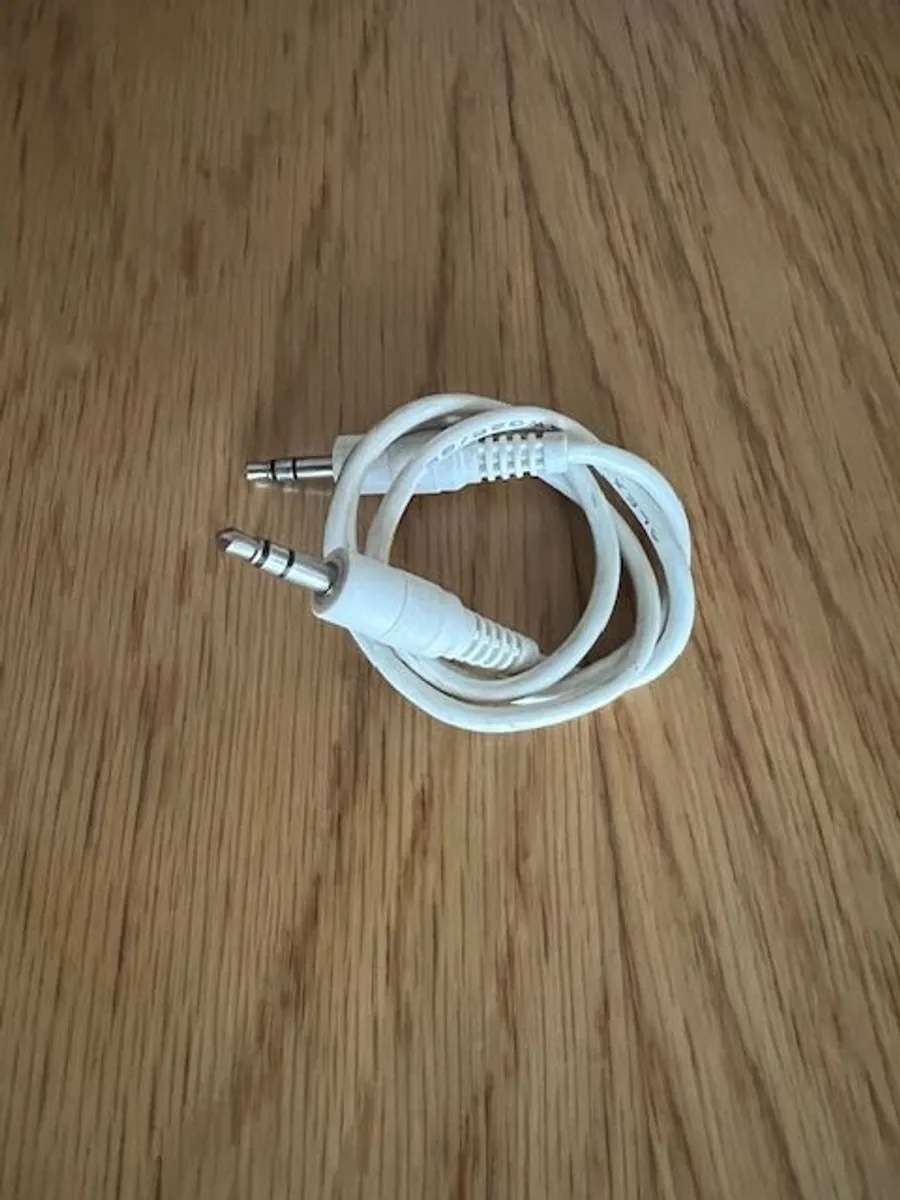 3.5mm to 3.5 mm Aux/audio cable for phones, tablets, speakers