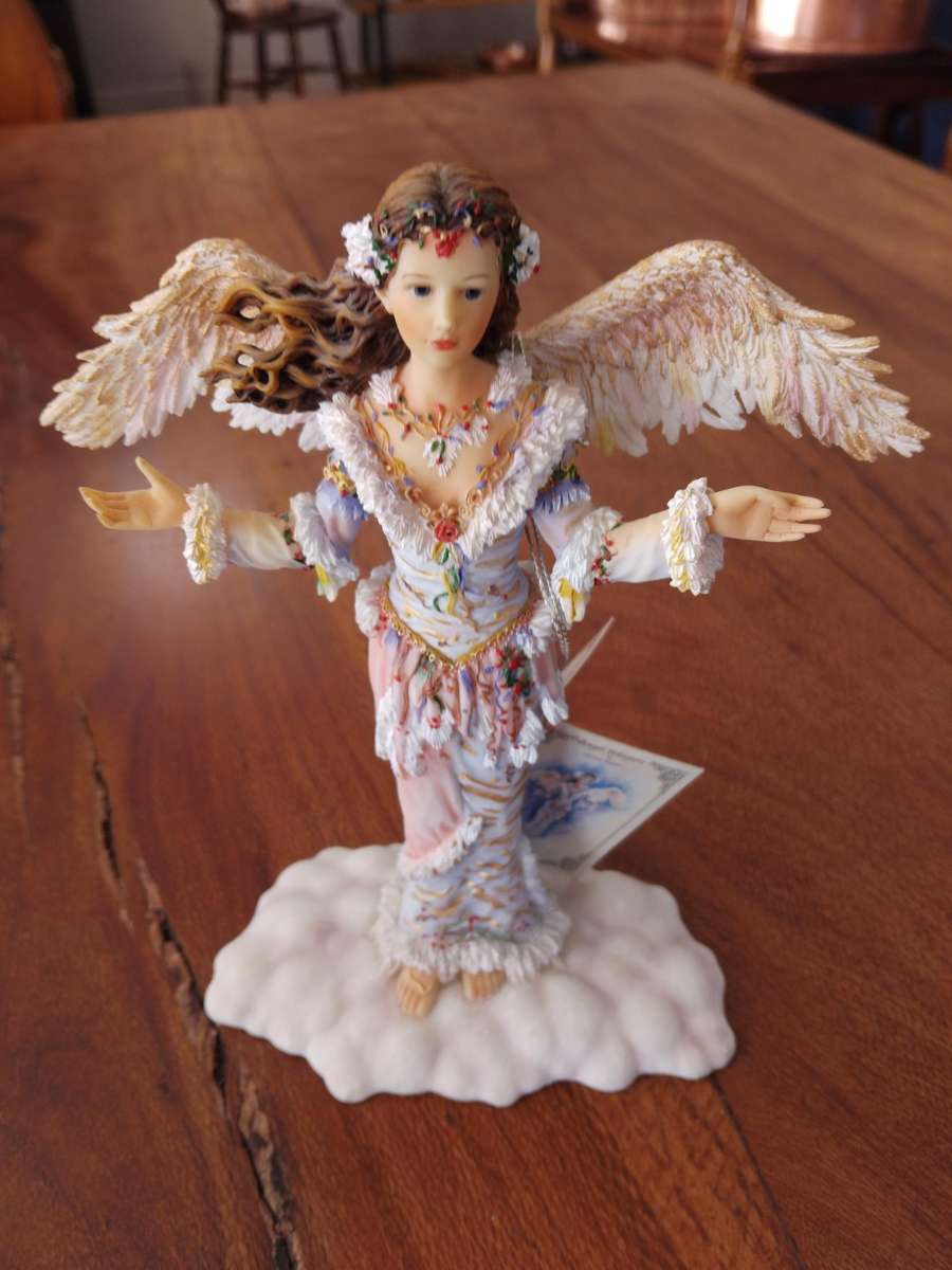 Rare Ltd Ed Figurine - Winter Blessings Angel Whispers by Christine Haworth - Leonardo Collection.