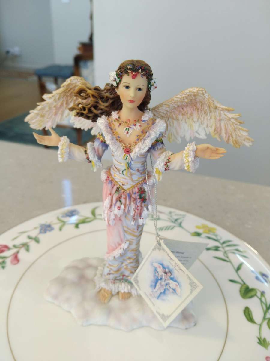 Rare Ltd Ed Figurine - Winter Blessings Angel Whispers by Christine Haworth - Leonardo Collection.