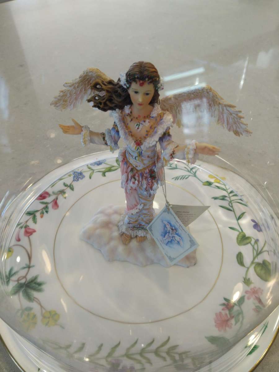 Rare Ltd Ed Figurine - Winter Blessings Angel Whispers by Christine Haworth - Leonardo Collection.