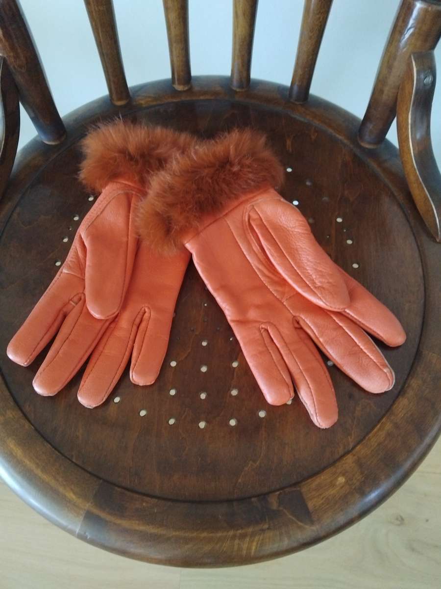 VINTAGE!! LOVELY LADY GALA GLOVES - LEATHER WITH RABIT FUR-TRIM!!!!