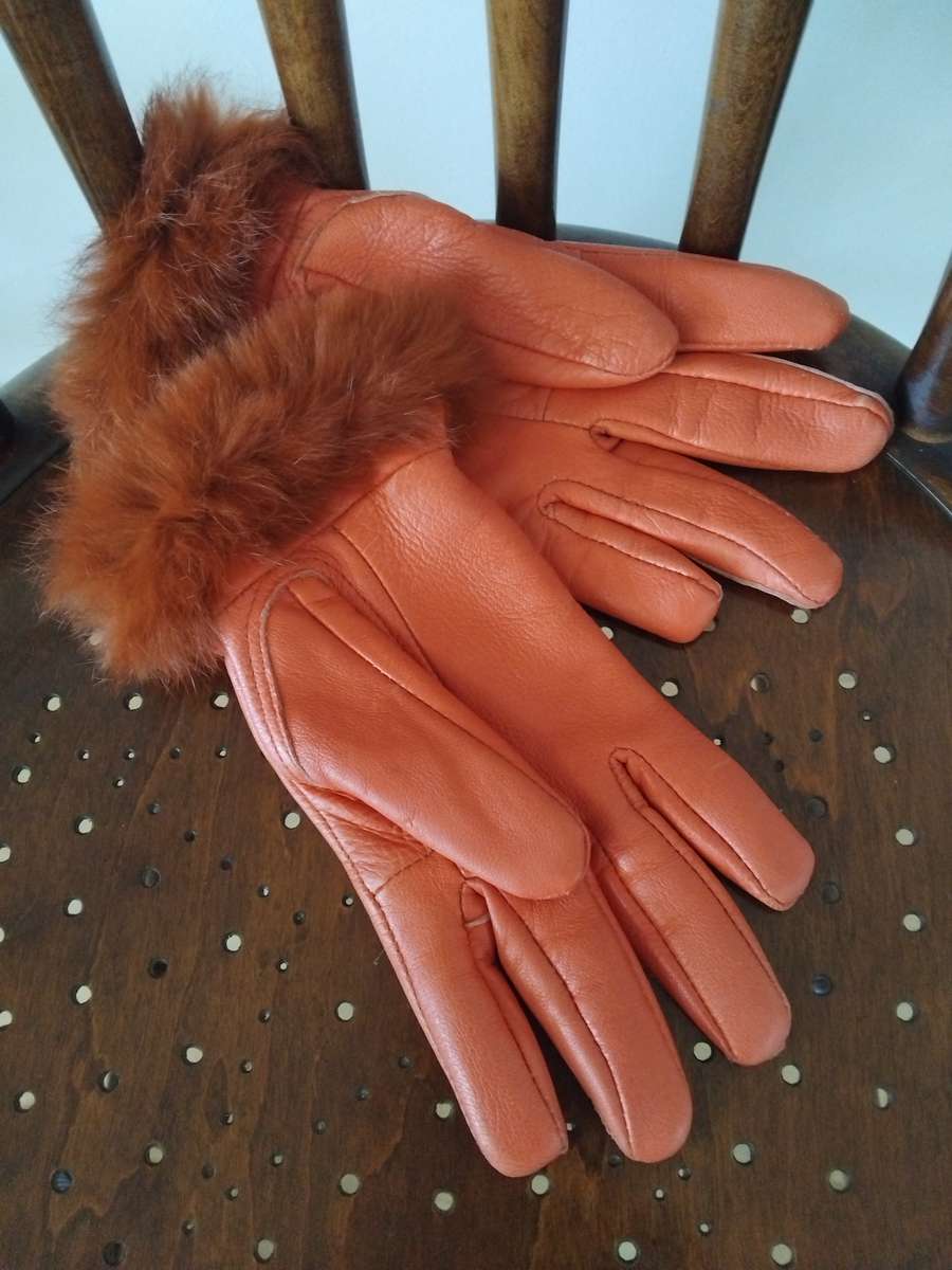 VINTAGE!! LOVELY LADY GALA GLOVES - LEATHER WITH RABIT FUR-TRIM!!!!