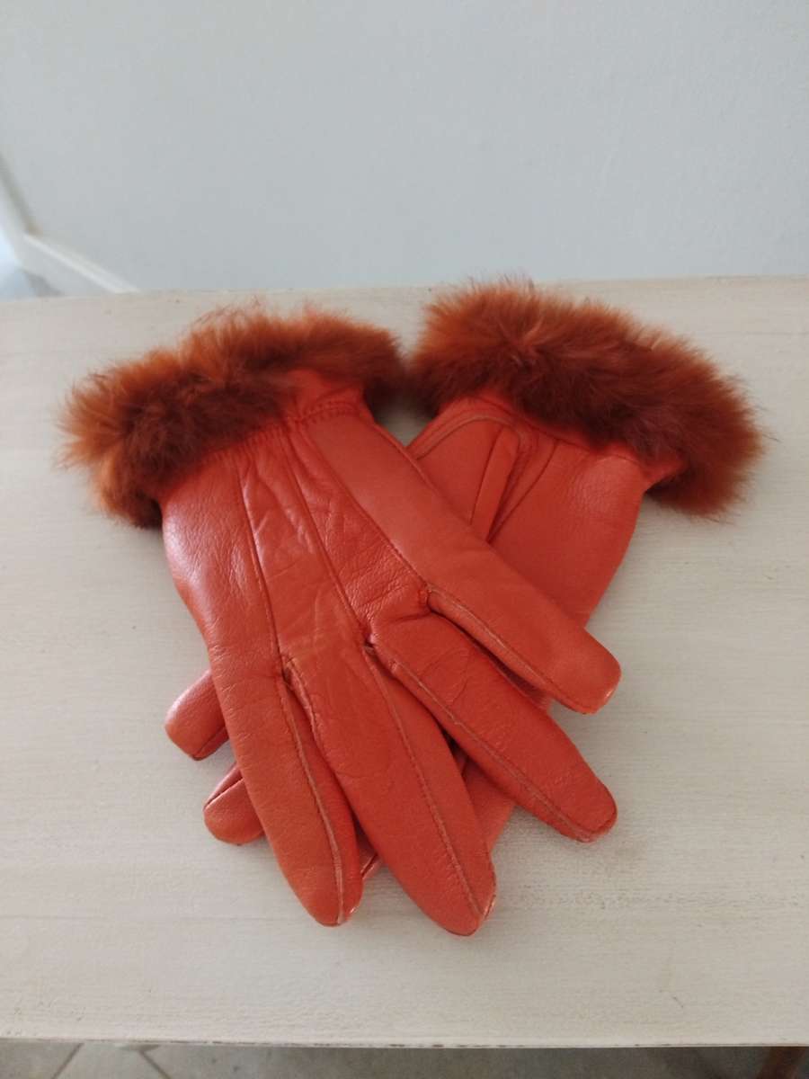 VINTAGE!! LOVELY LADY GALA GLOVES - LEATHER WITH RABIT FUR-TRIM!!!!