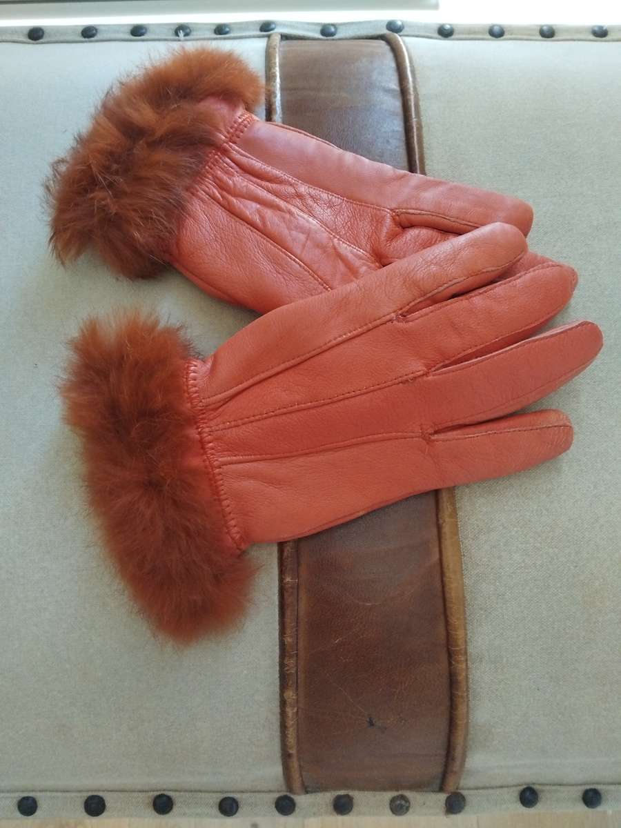 VINTAGE!! LOVELY LADY GALA GLOVES - LEATHER WITH RABIT FUR-TRIM!!!!
