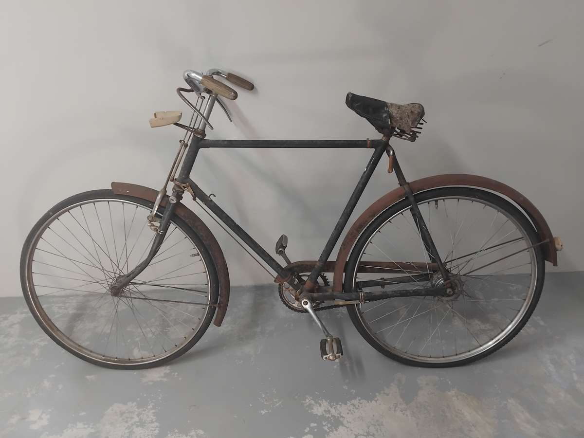 Vintage 1950s Raleigh mens bicycle. Please note collection only.
