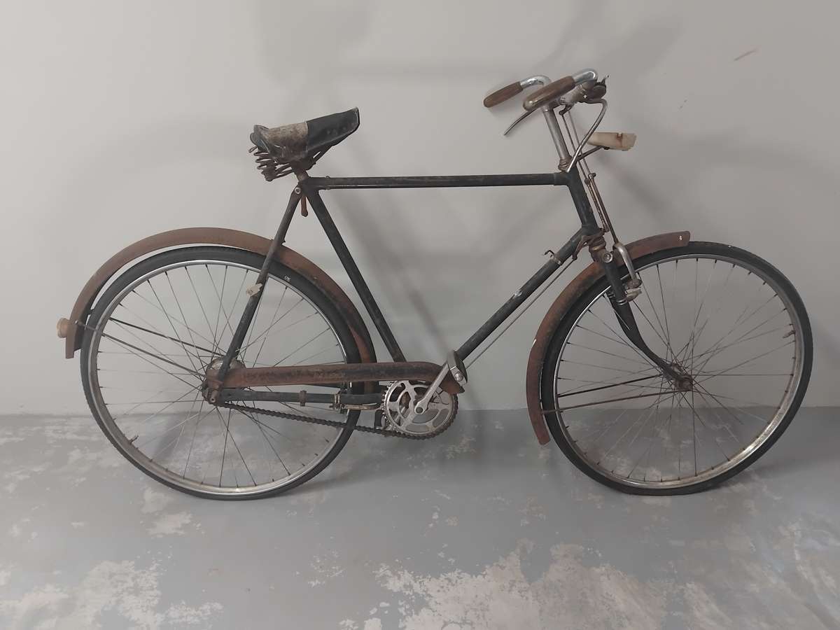 Vintage 1950s Raleigh mens bicycle. Please note collection only.
