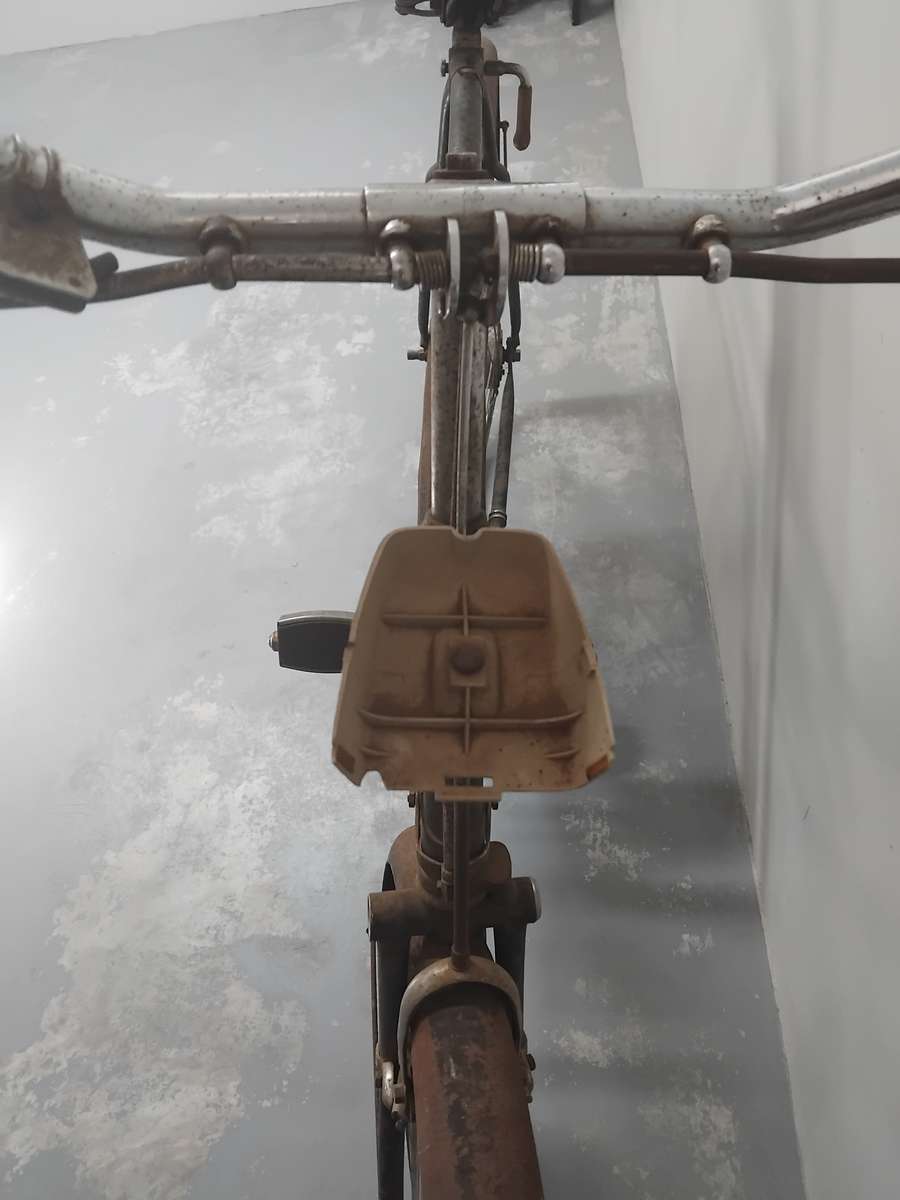 Vintage 1950s Raleigh mens bicycle. Please note collection only.