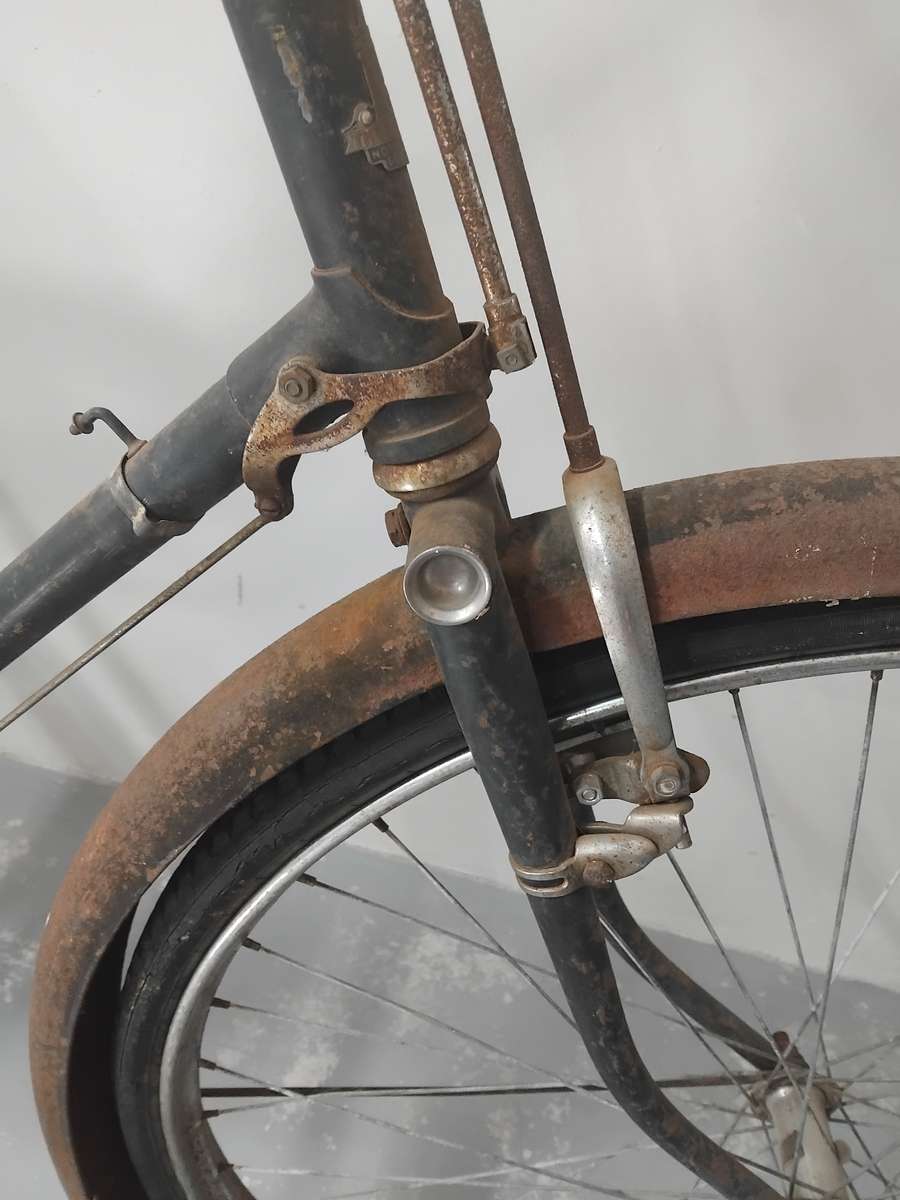 Vintage 1950s Raleigh mens bicycle. Please note collection only.