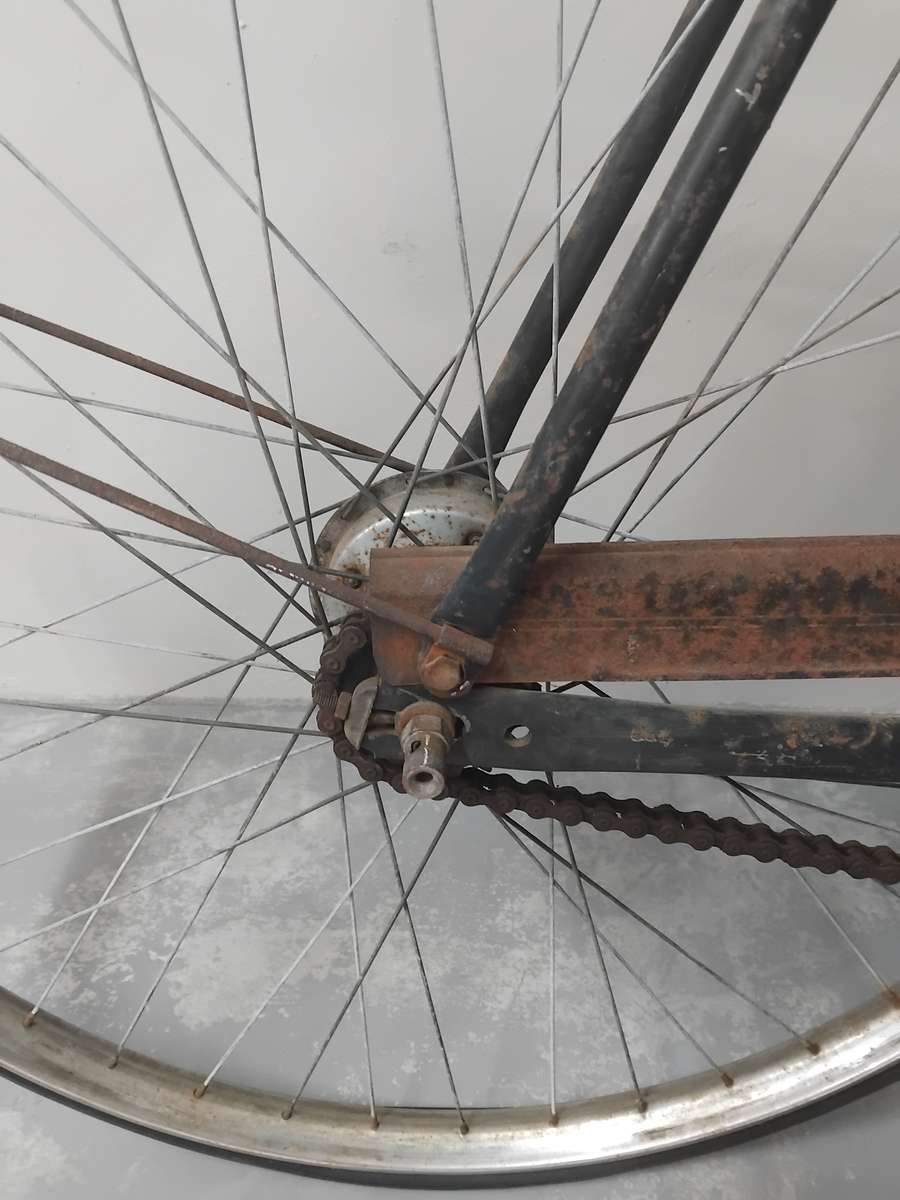 Vintage 1950s Raleigh mens bicycle. Please note collection only.