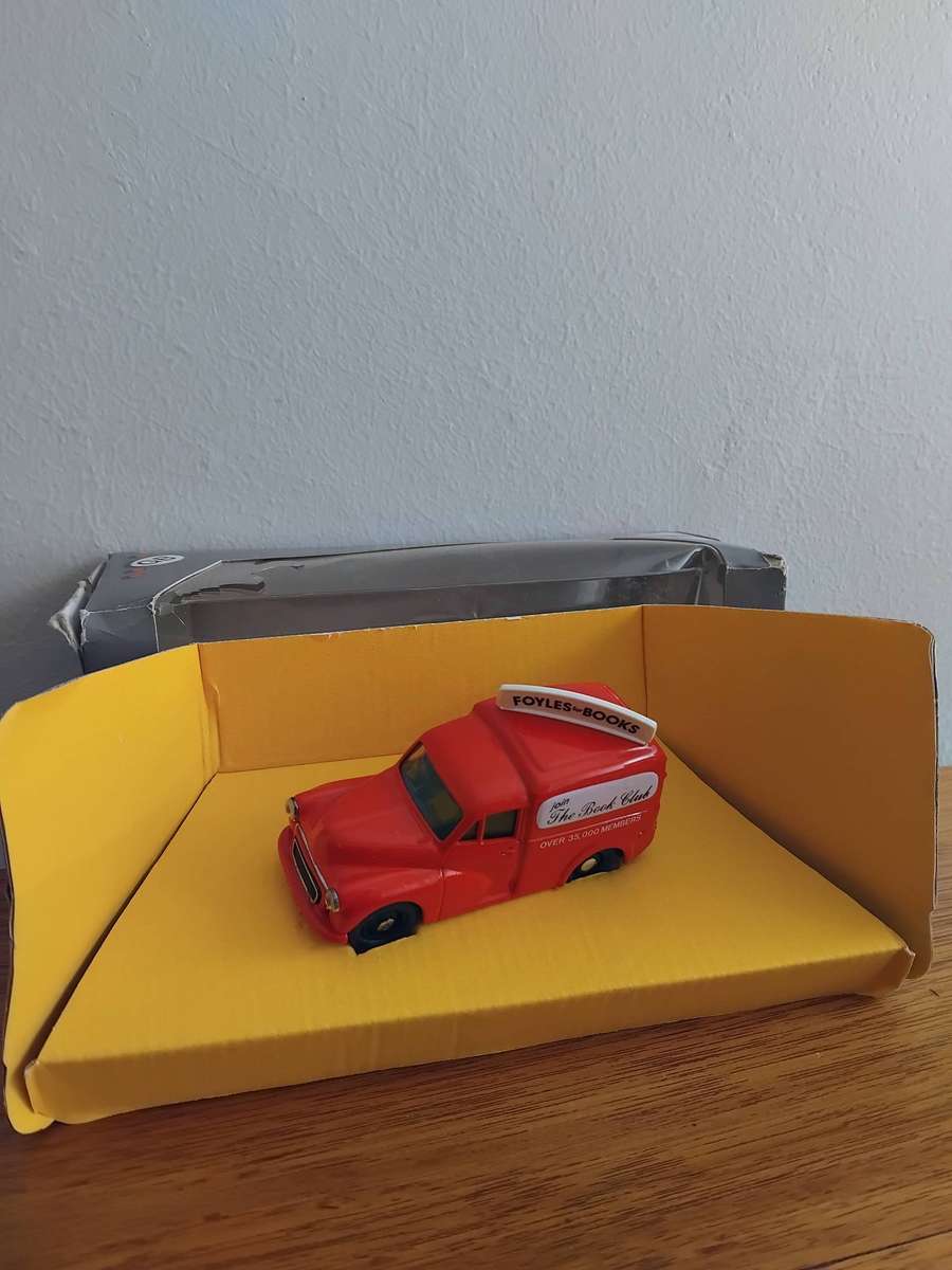 Corgi Classics 1:43 Morris Minor Van (C957/6) - "FOYLES for BOOKS"