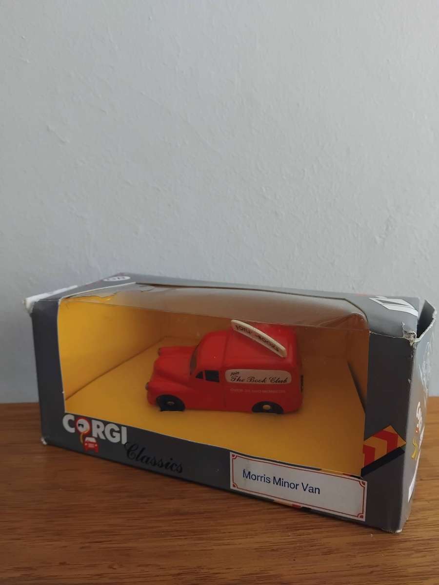 Corgi Classics 1:43 Morris Minor Van (C957/6) - "FOYLES for BOOKS"