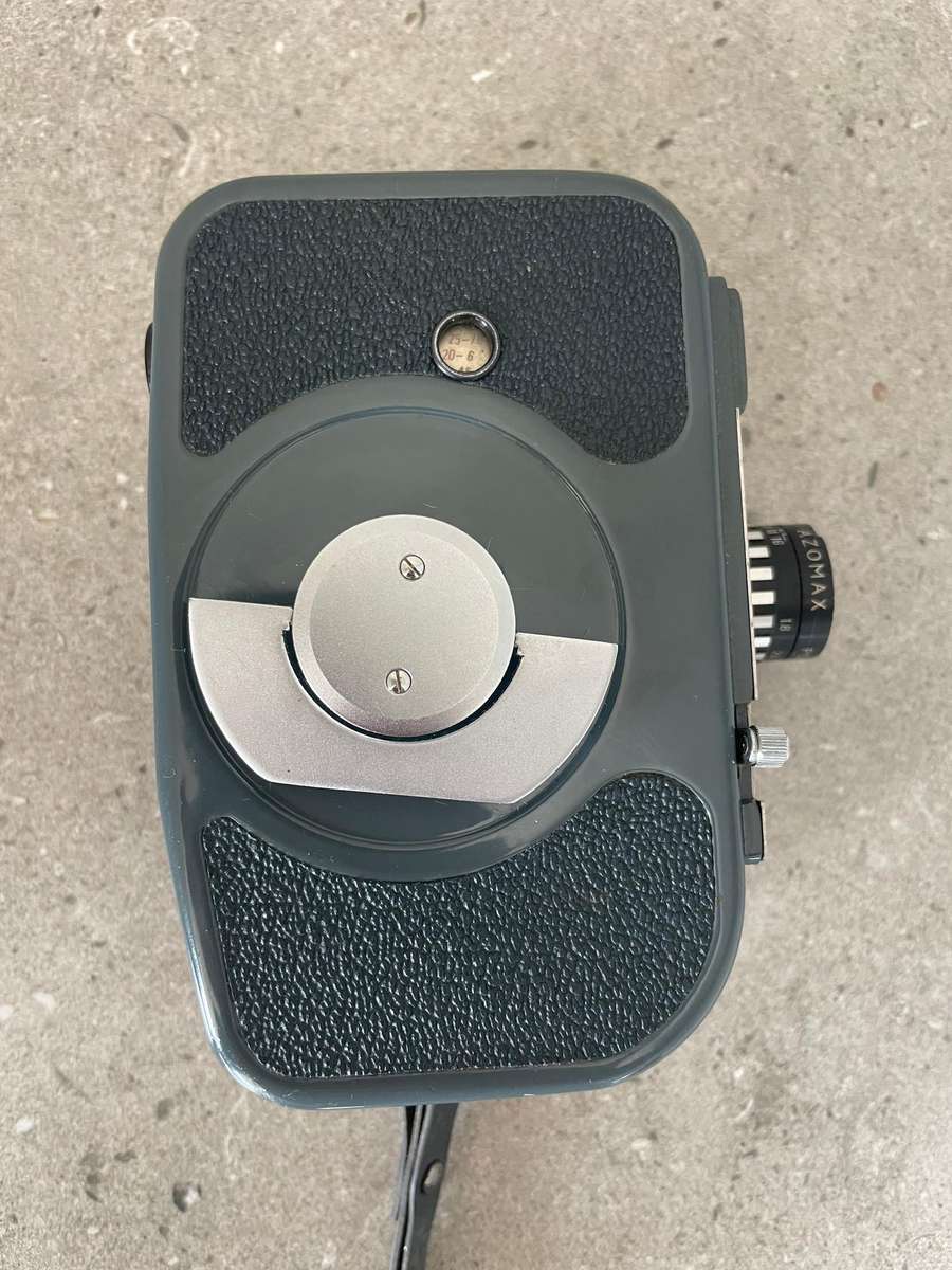 Azomax Model 8A Vintage 8mm Wind Up Movie Camera