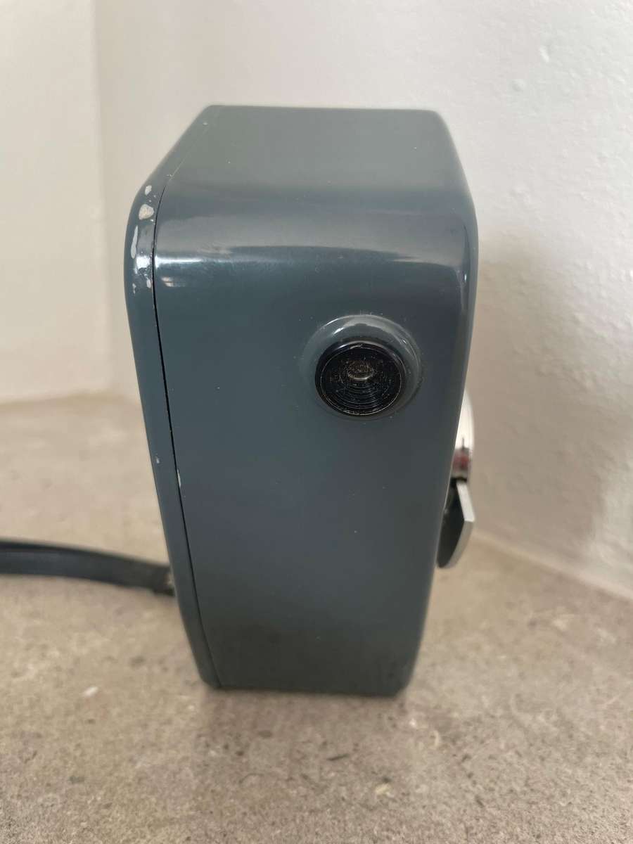 Azomax Model 8A Vintage 8mm Wind Up Movie Camera