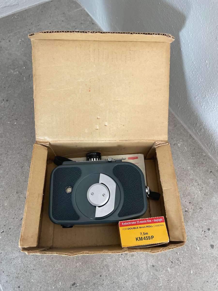 Azomax Model 8A Vintage 8mm Wind Up Movie Camera