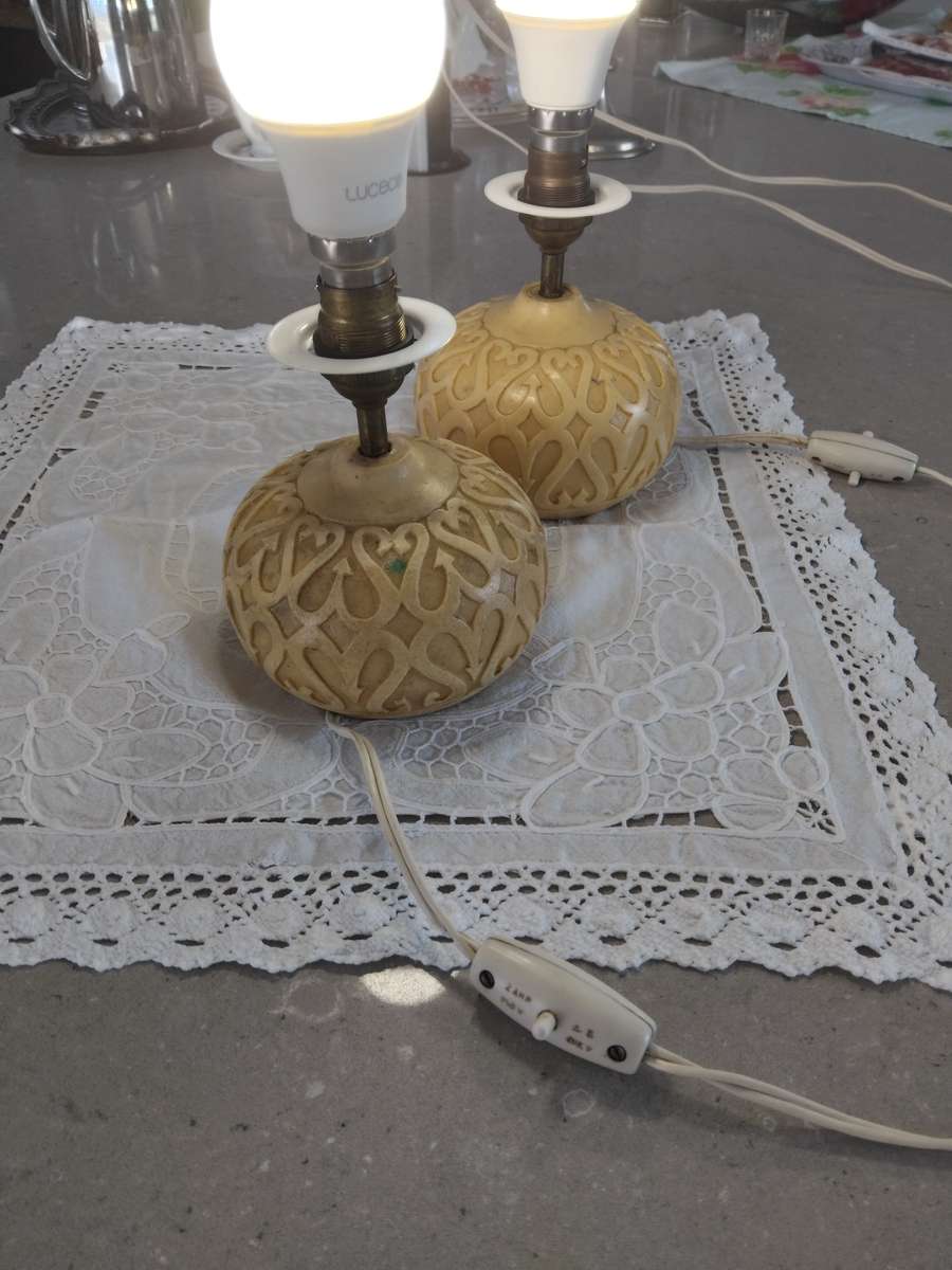 Vintage 1960s set of two cream and tan plaster ware small table lamp.