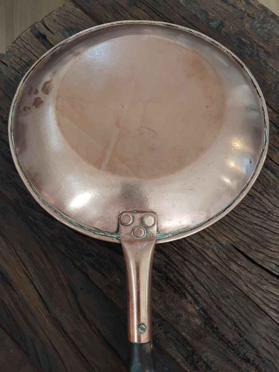 Beautiful Large Copper pan with metal hanging ring "Signed/Marks DE KLERK"