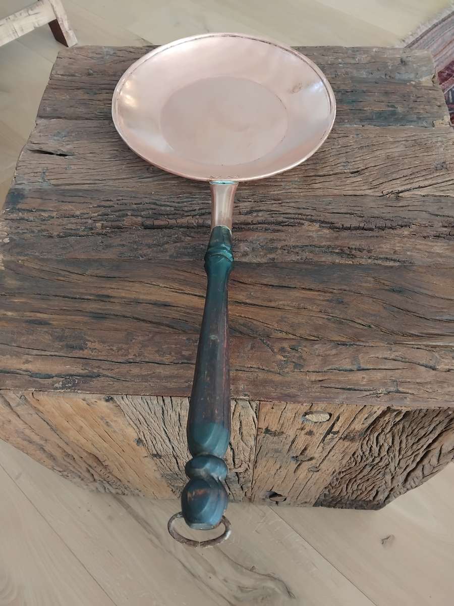 Beautiful Large Copper pan with metal hanging ring "Signed/Marks DE KLERK"