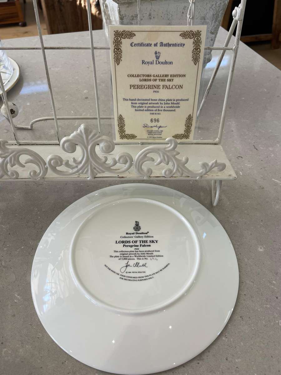 Rare - ROYAL DOUNTON - PEREGRINE FALCON - NO 696 from 5000 produced, COA signed by Chief Executive.