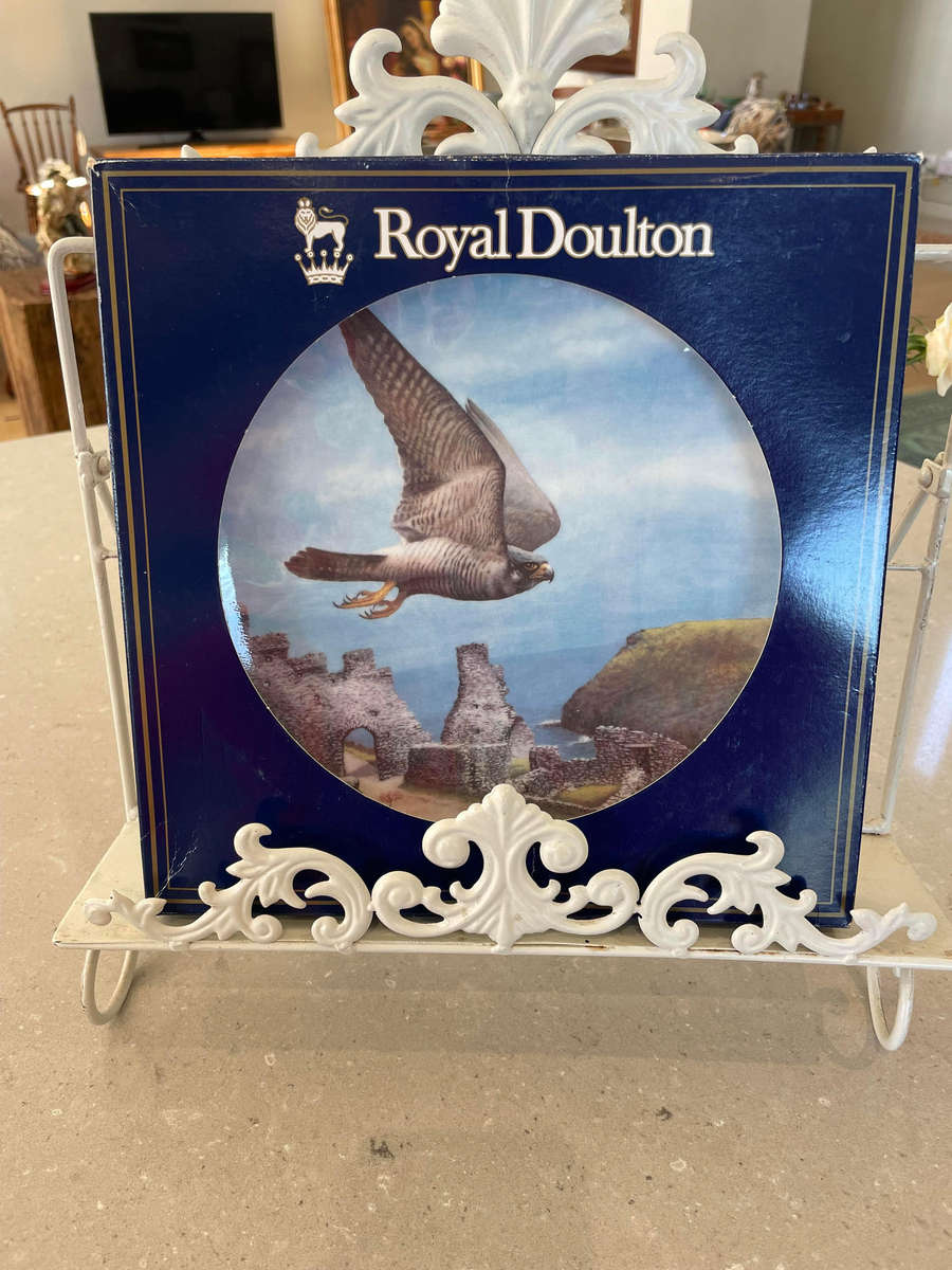 Rare - ROYAL DOUNTON - PEREGRINE FALCON - NO 696 from 5000 produced, COA signed by Chief Executive.