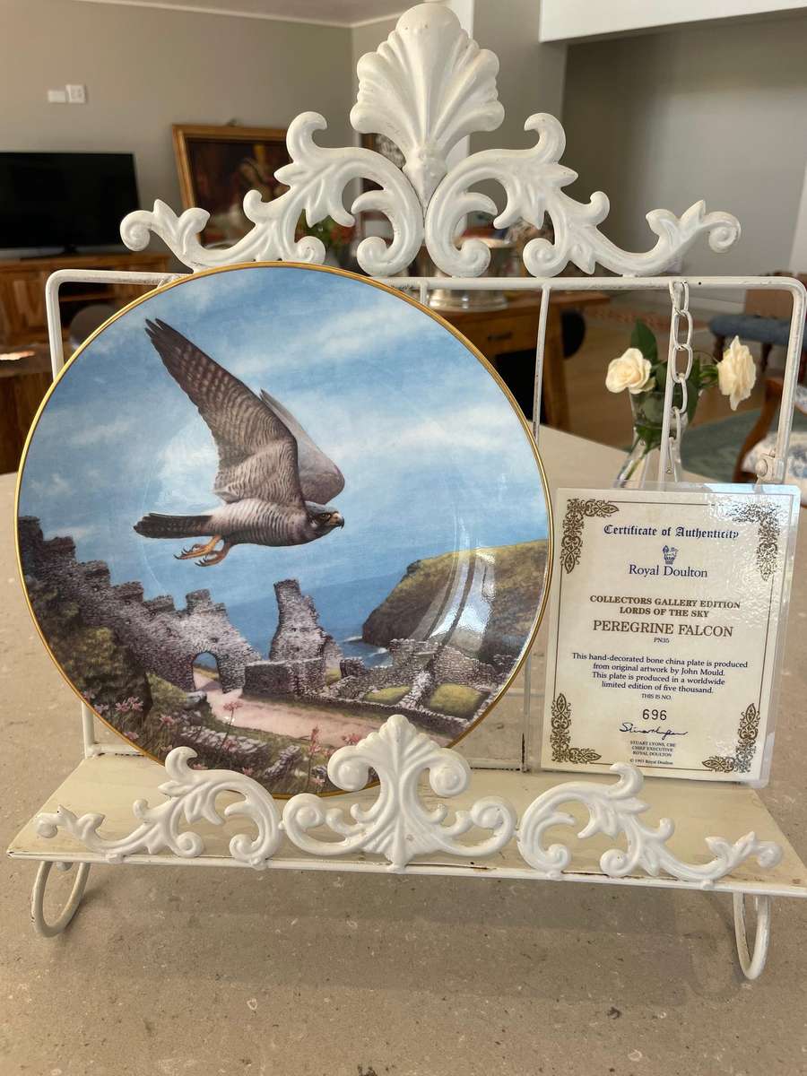 Rare - ROYAL DOUNTON - PEREGRINE FALCON - NO 696 from 5000 produced, COA signed by Chief Executive.