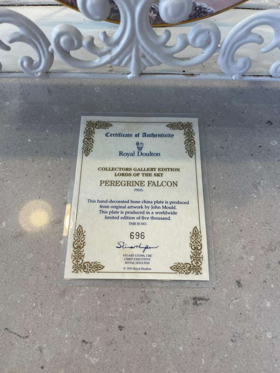 Rare - ROYAL DOUNTON - PEREGRINE FALCON - NO 696 from 5000 produced, COA signed by Chief Executive.