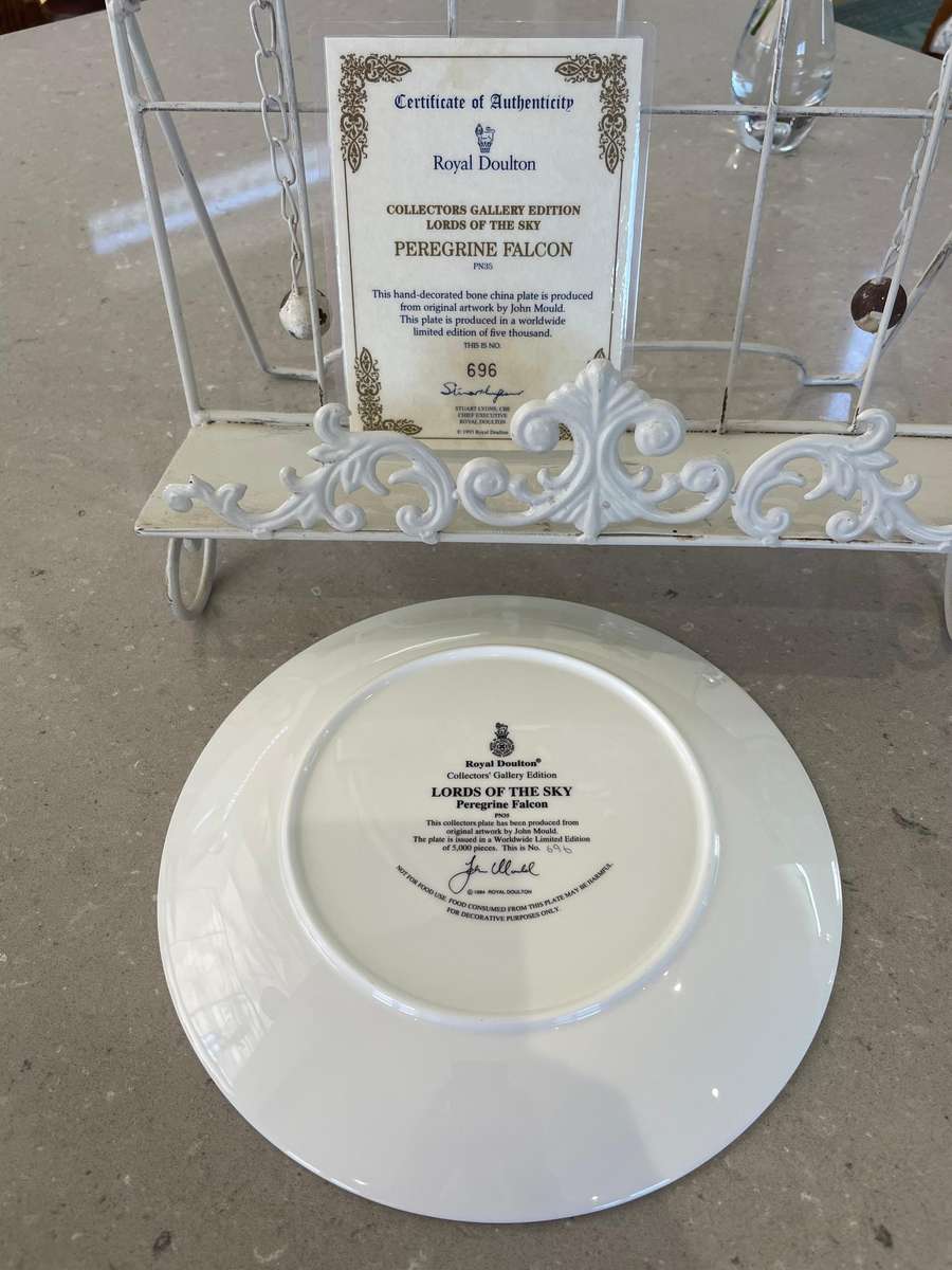 Rare - ROYAL DOUNTON - PEREGRINE FALCON - NO 696 from 5000 produced, COA signed by Chief Executive.