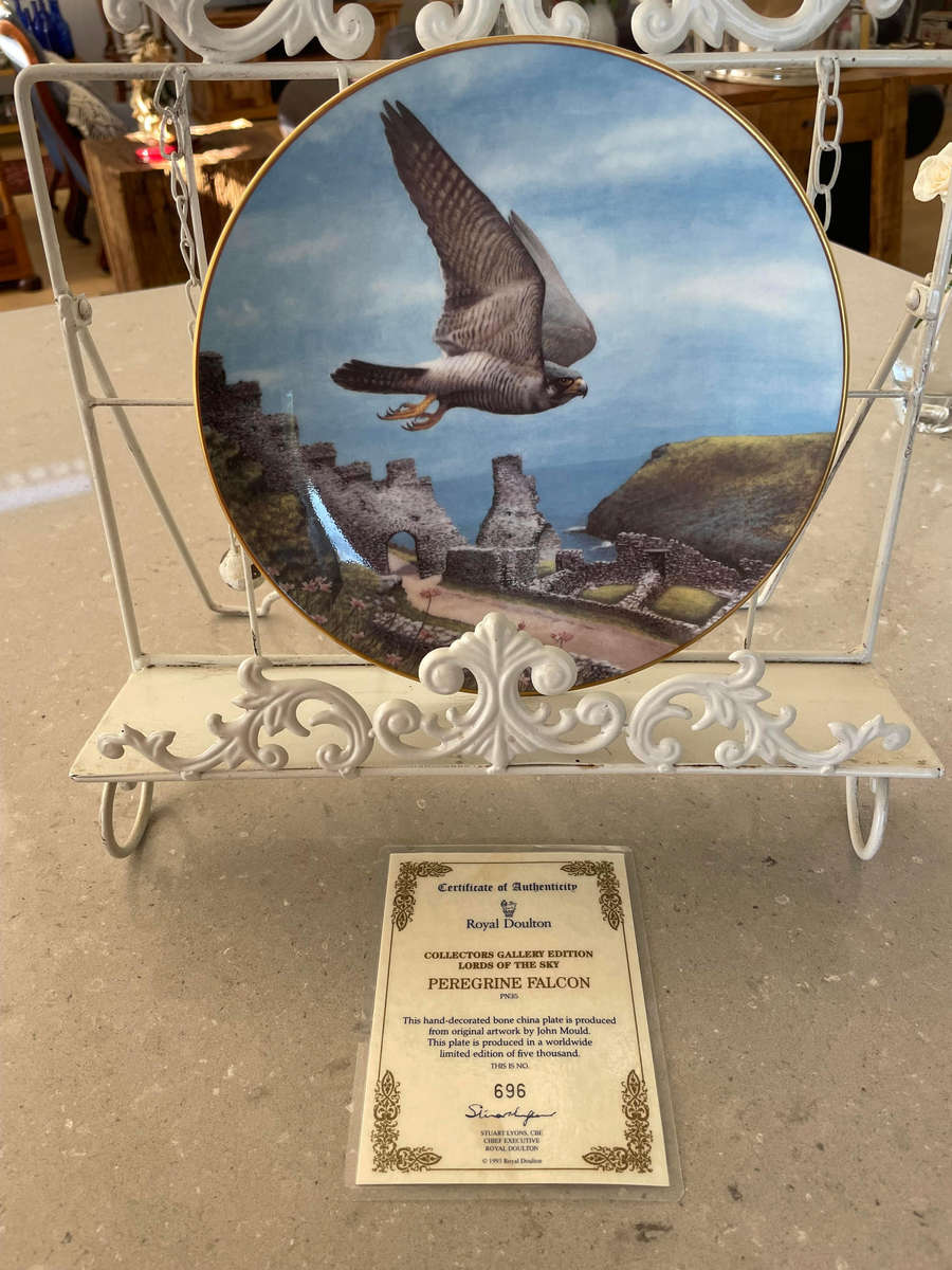 Rare - ROYAL DOUNTON - PEREGRINE FALCON - NO 696 from 5000 produced, COA signed by Chief Executive.