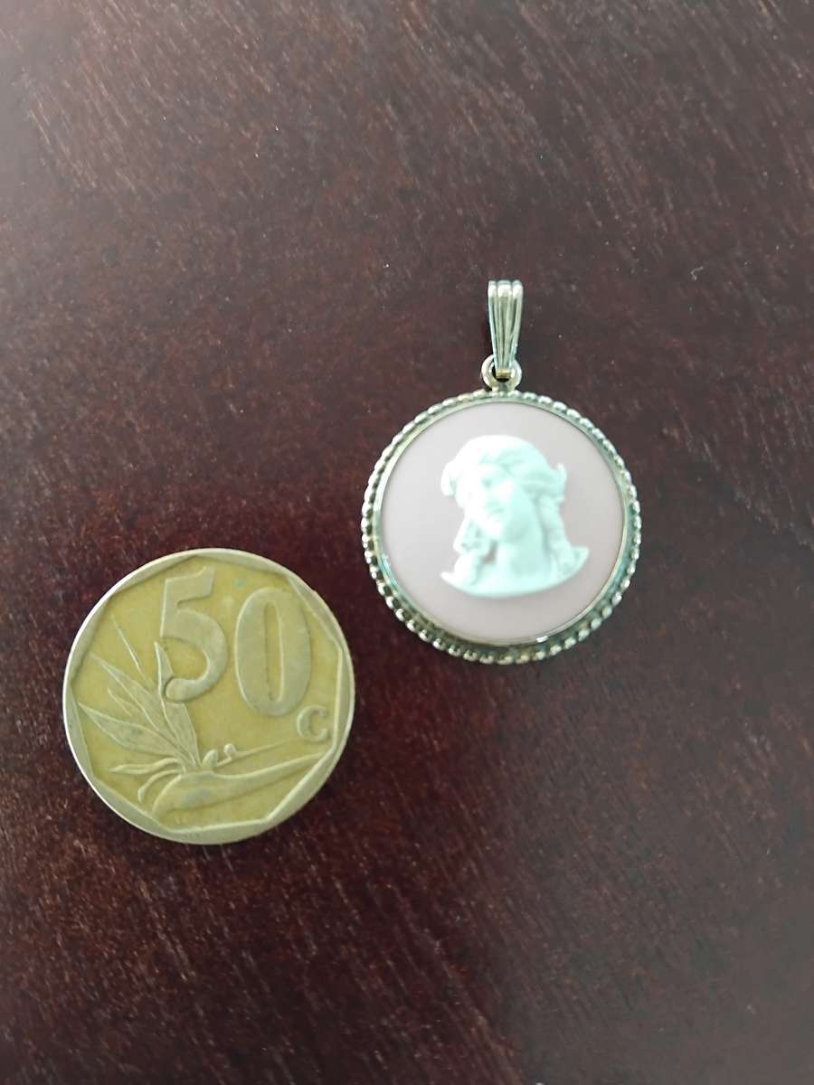 Vintage London hallmarked pink jasperware small cameo.
