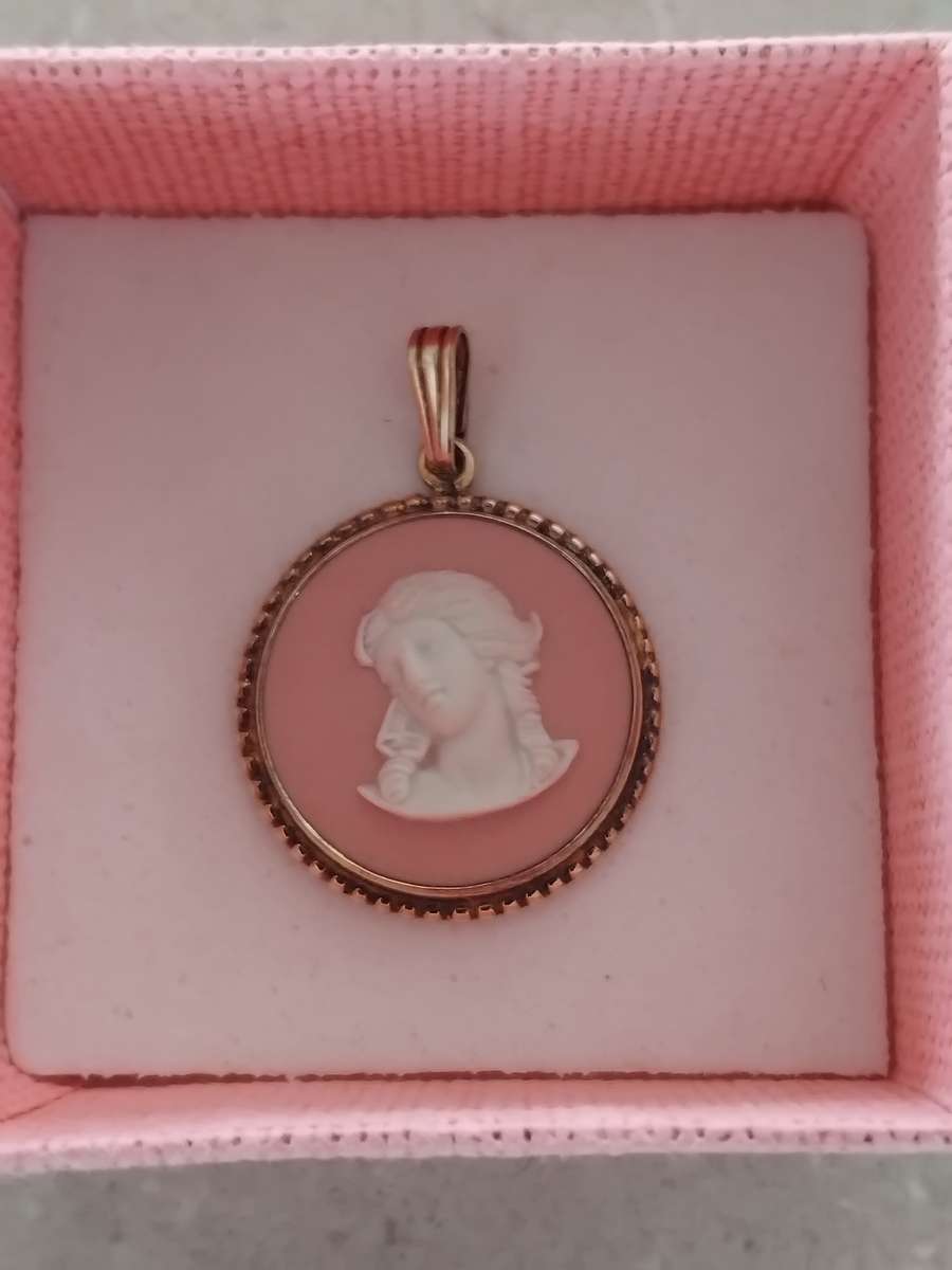 Vintage London hallmarked pink jasperware small cameo.