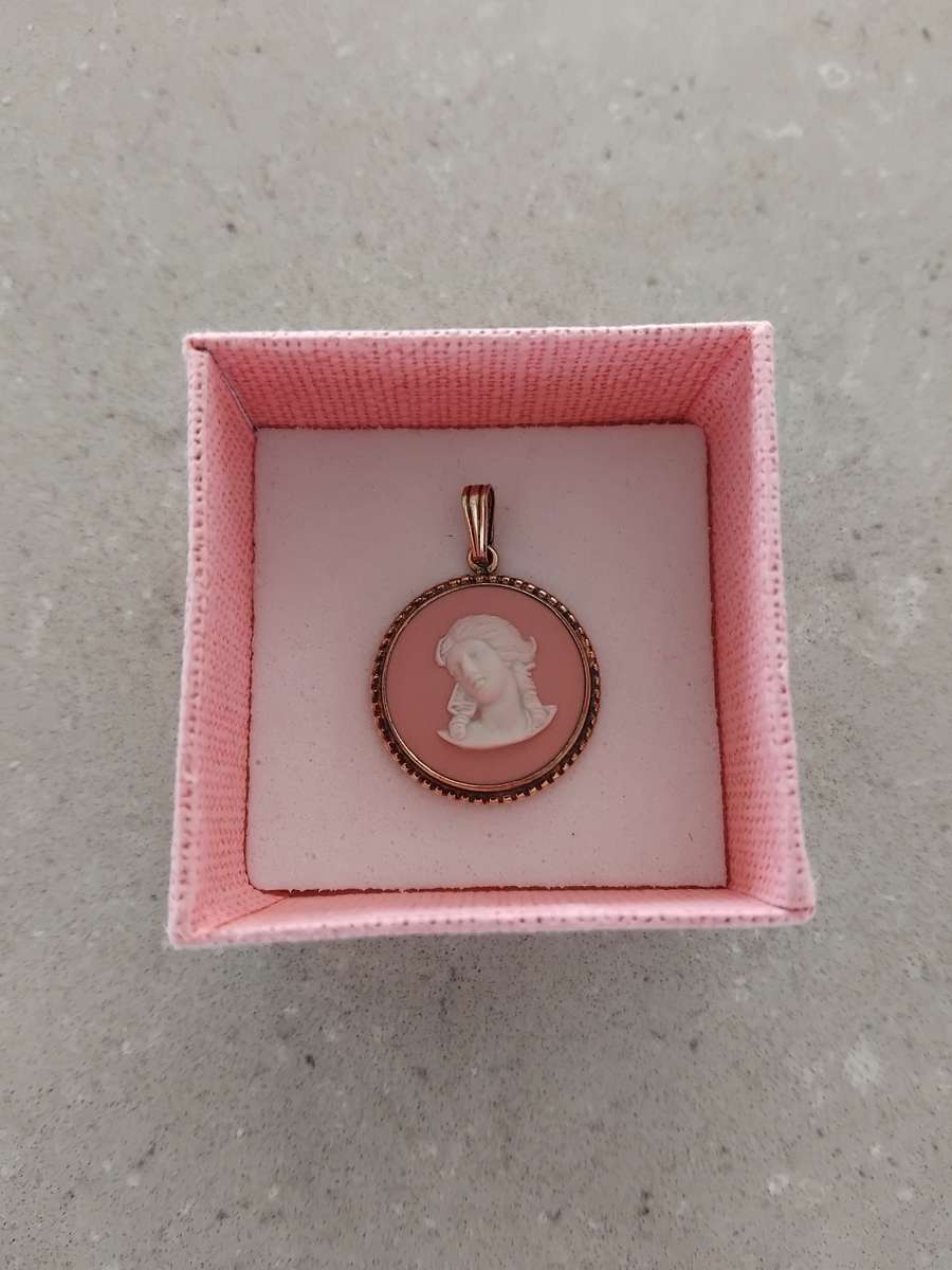 Vintage London hallmarked pink jasperware small cameo.