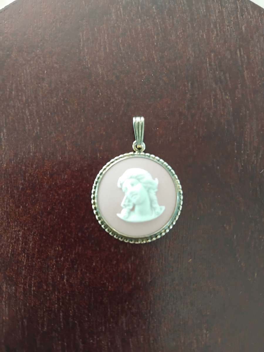 Vintage London hallmarked pink jasperware small cameo.