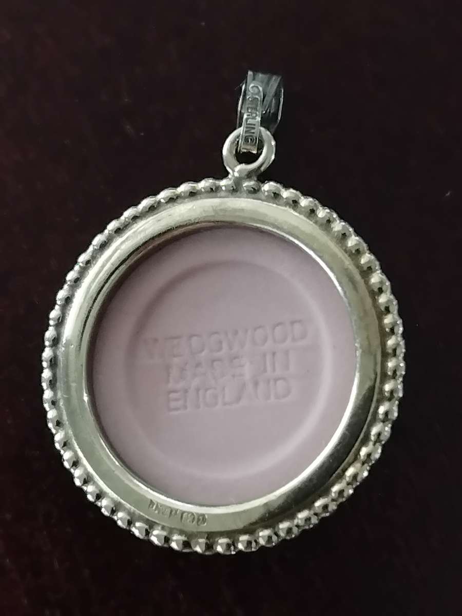 Vintage London hallmarked pink jasperware small cameo.