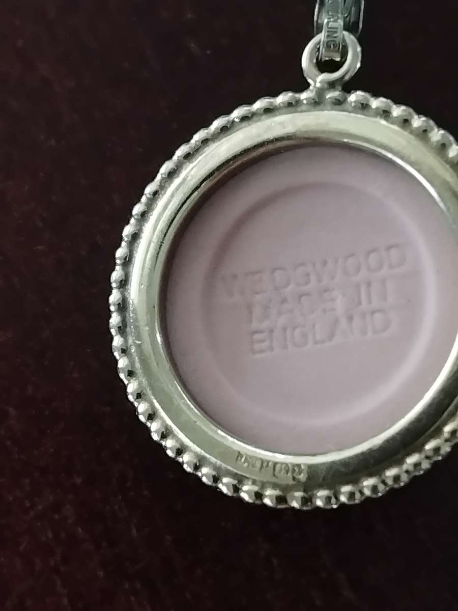 Vintage London hallmarked pink jasperware small cameo.