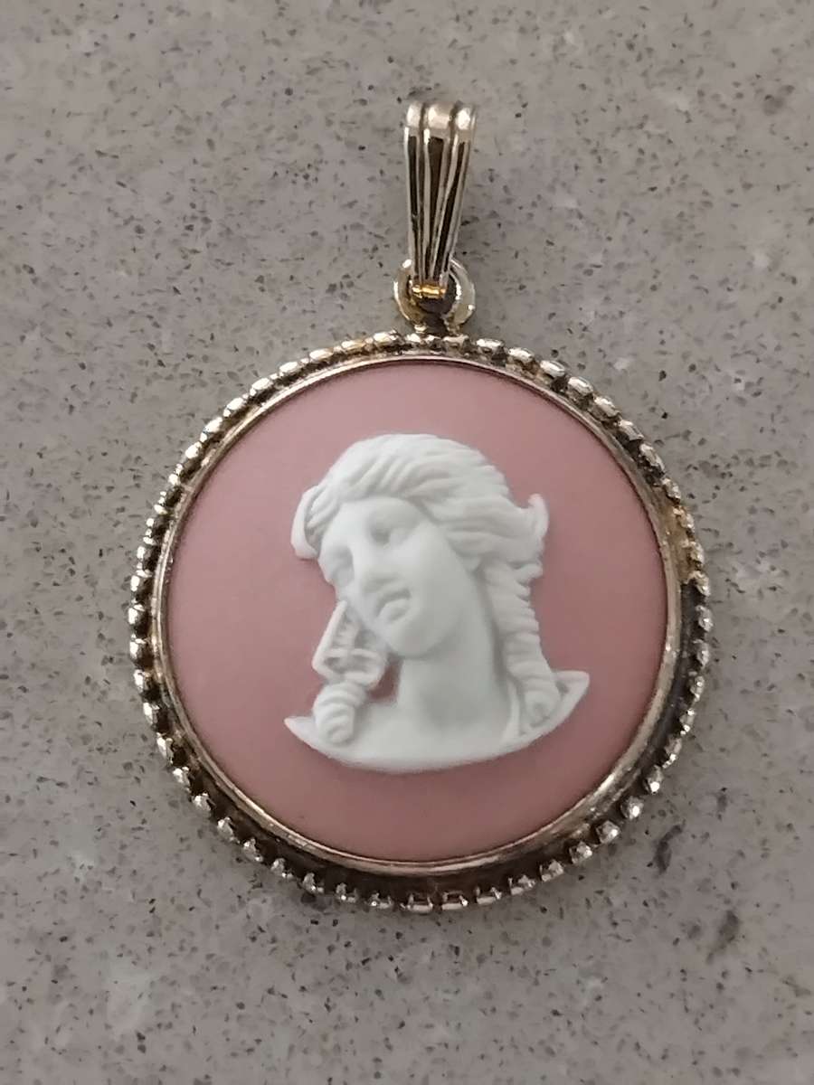 Vintage London hallmarked pink jasperware small cameo.