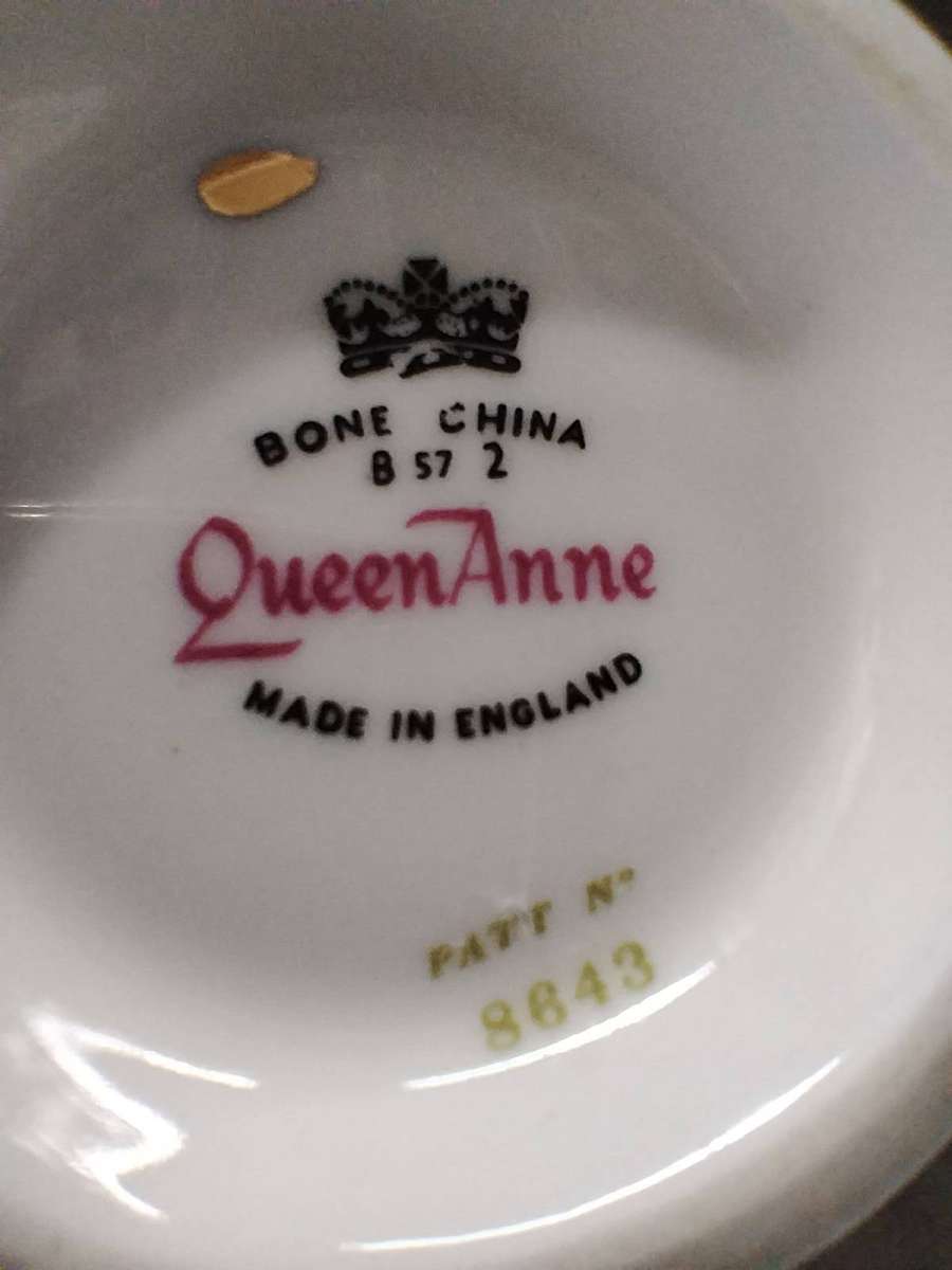 Queen Anne Bone China Footed Cup and Saucer set of 6 & 6 cake plates.  Nr - 8643 Yellow Fowers!!!!