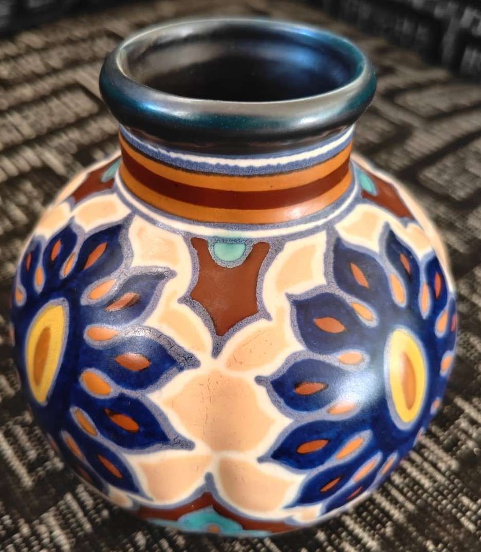 Small GOUDA vase in fine condition! 12cm high.