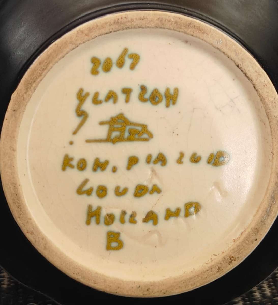 Small GOUDA vase in fine condition! 12cm high.