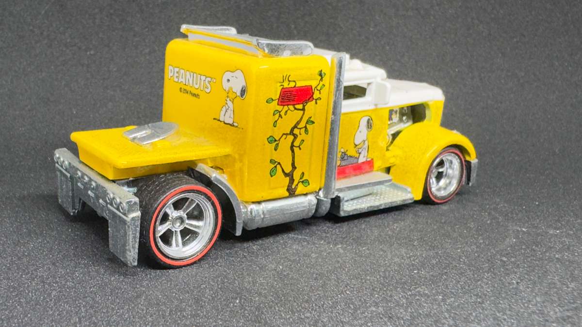 Convoy Custom (Loose) - 2014 Peanuts Hot Wheels Pop Culture Series Snoopy at typewriter with Woodsto