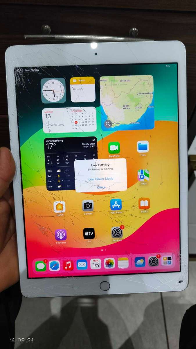 Ipad 10.2" (8th gen) 32gb WiFi only silver {crack touch}(Pre Owned)