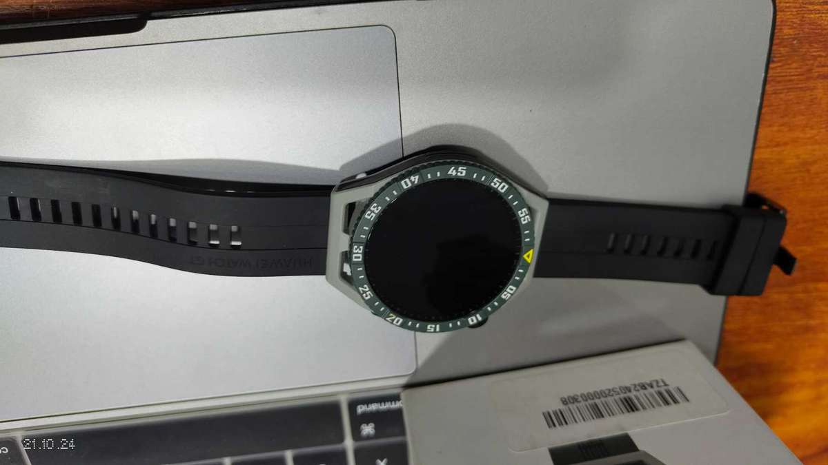 Huawei watch GT 3 SE 46mm mint green with black strap