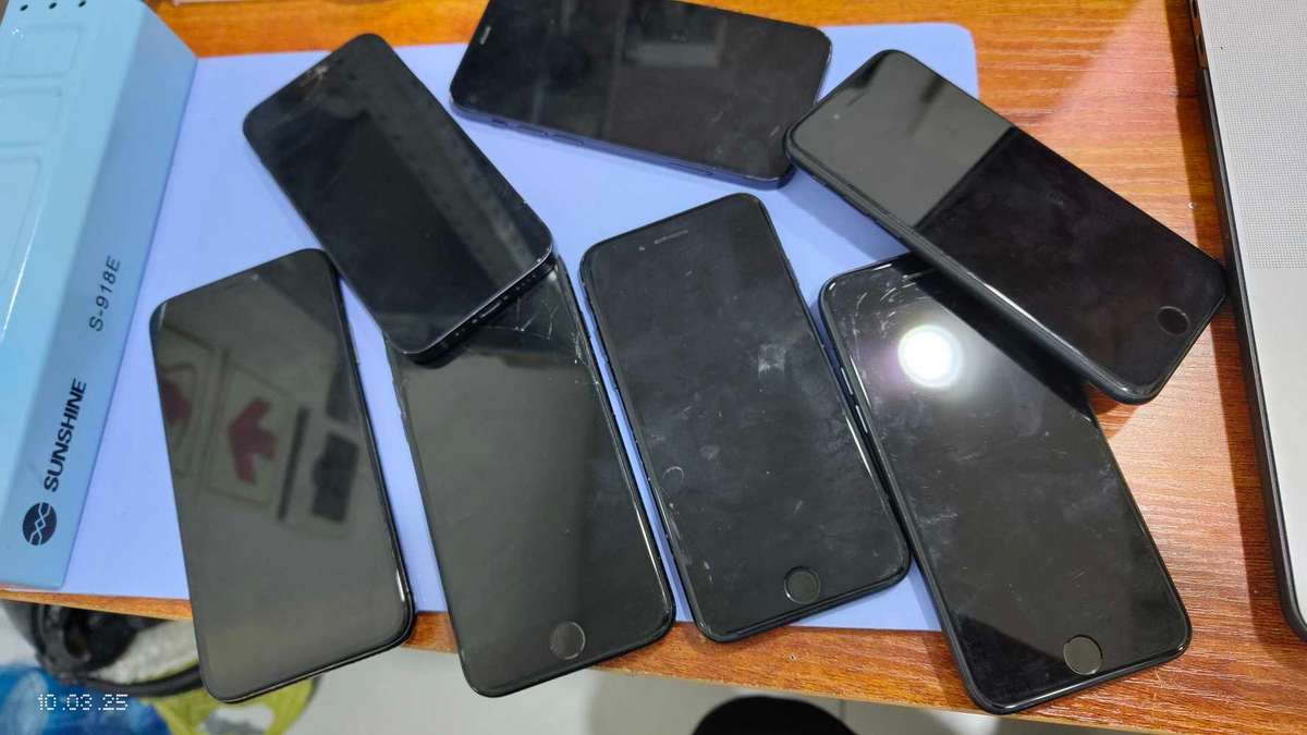 Mix cellvage iPhones As is