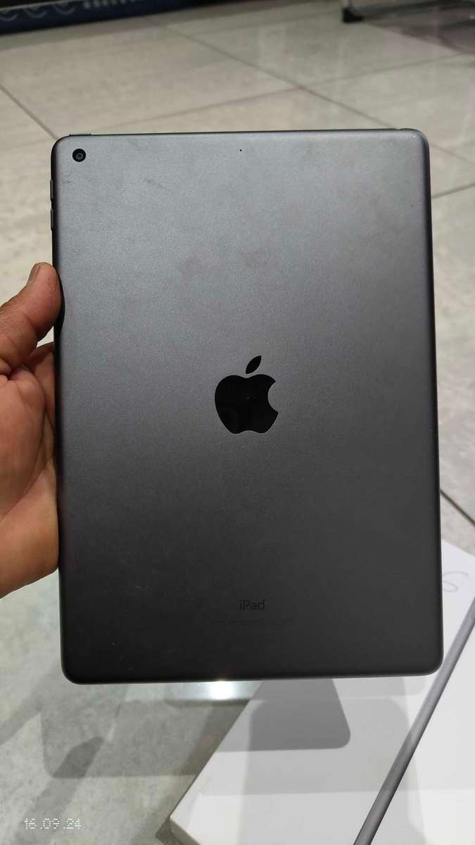 iPad 10.5" (9th Gen) 64GB space grey {Crack touch}(Pre owned)