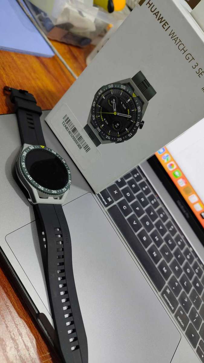 Huawei watch GT 3 SE 46mm mint green with black strap