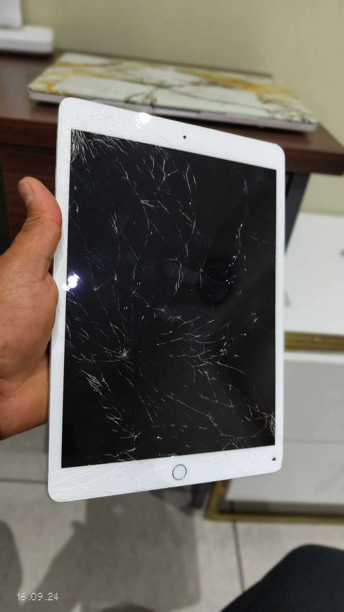 Ipad 10.2" (8th gen) 32gb WiFi only silver {crack touch}(Pre Owned)