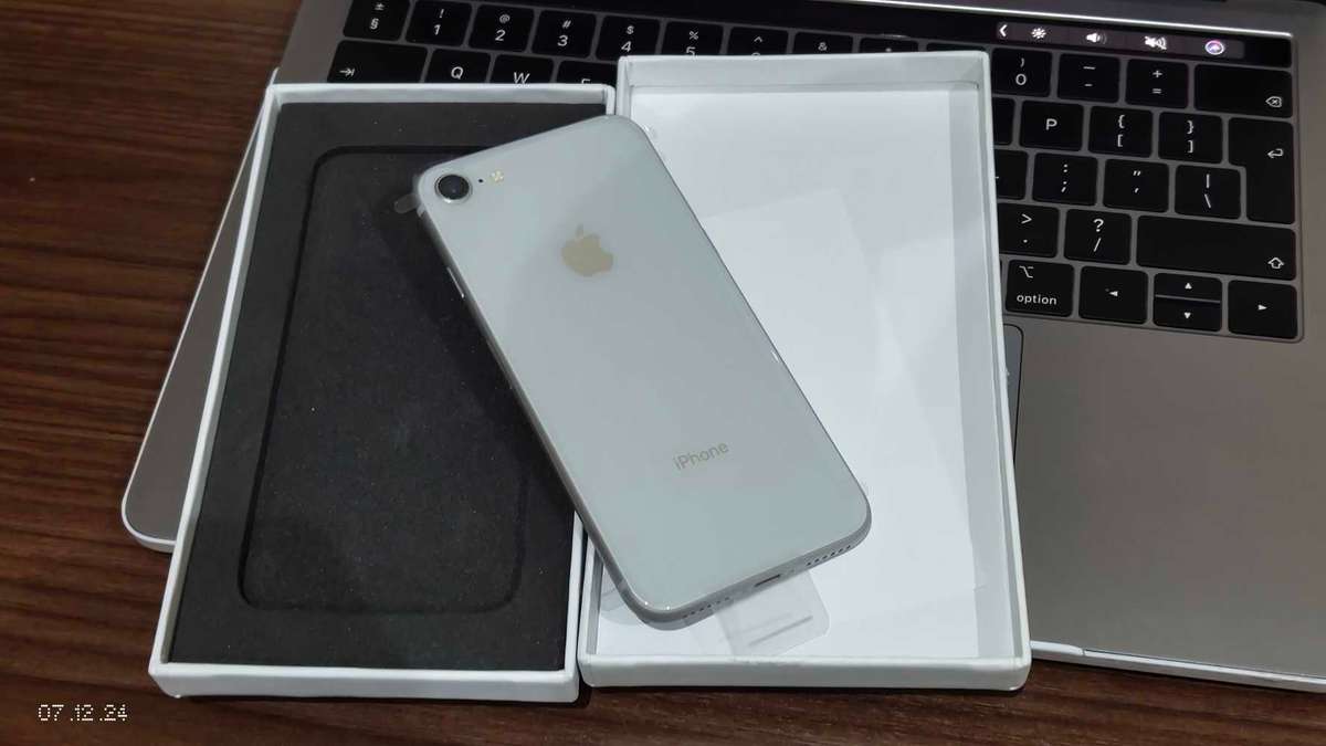 Apple iPhone 8 64GB white color (Refurbished)