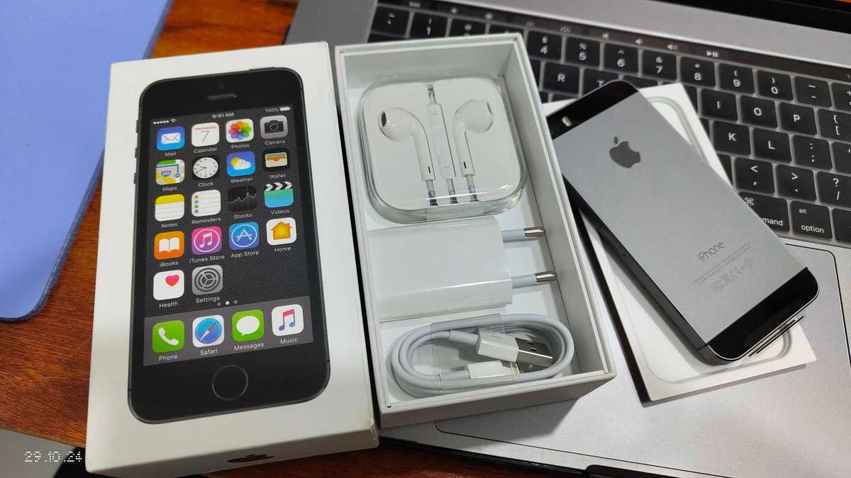 Apple iPhone 5s 16GB Space Grey Color